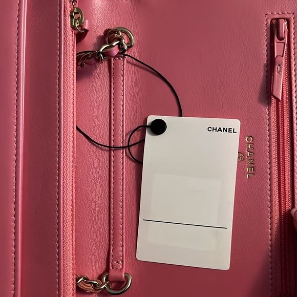 NWT CHANEL wallet on chain in iridescent pink with gold hardware - Picture 13 of 15